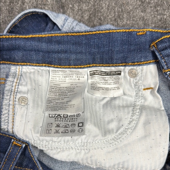 Levi’s Blue Jean Shorts with Rolled Cuffs and Mid-Rise Waist - Picture 7 of 7